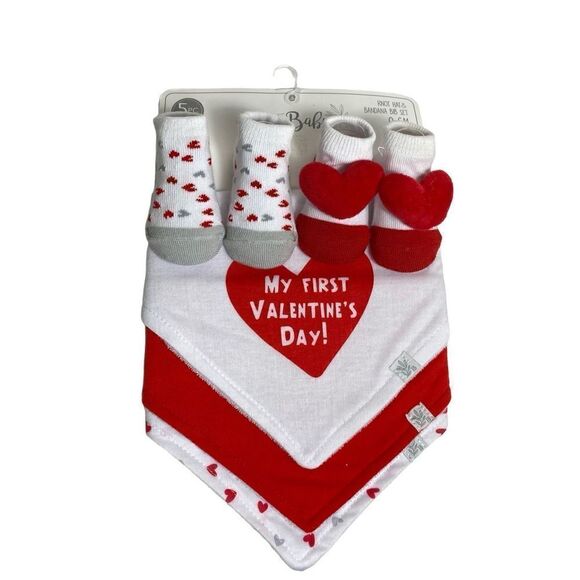 TRUE BABY 0-6 MONTH - 1ST VALENTINES BIB AND SOCK SET - Picture 1 of 8